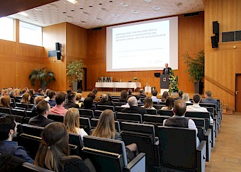 Gastredner Prof. Dr. Friedrich Heinemann während seines Vortrages; Foto: BIS LU