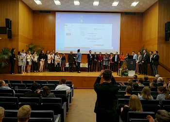BA BIS AbsolventInnen 2018 bei der Urkundenübergabe auf der Bühne der Aula der HS LU; Foto: BIS LU