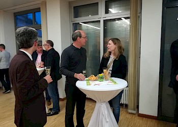 Prof. Dr. Müller, Prof. Dr. Wasmayr und BIS Absolventin im Gespräch; Foto: BIS LU