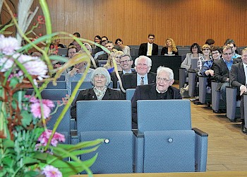 Prof. Bienert, ehemaliger Dekan des FB II, mit Gattin (im Hintergrund: ehemaliger LB Scherr, Absolventen und Unternehmensvertreter); Foto: BIS LU