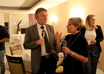 Prof. Dr. Beißner im Gespräch mit Karin Zettler (im Hintergrund: Liza Werner); Foto: BIS LU