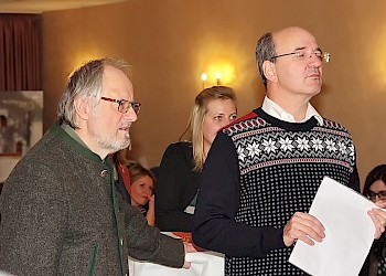 Studiengangleiter BIS (Prof. Dr. Unger und Prof. Dr. Wasmayr) als Quizmoderatoren (im Hintergrund Absolventin); Foto: BIS LU