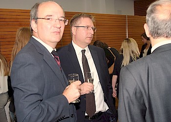 (von links nach rechts): Prof. Dr. Wasmayr, BIS MBA Absolvent und der Gastredner Dr. Sturm (mit dem Rücken zum Bild) im Gespräch; Foto: BIS LU