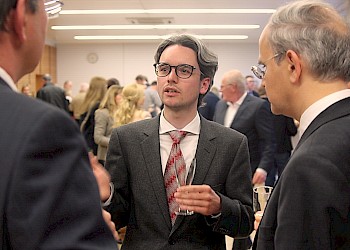 (von links nach rechts): Prof. Dr. Wasmayr, Prof. Dr. Müller im Gespräch mit dem Gastredner Dr. Sturm; Foto: BIS LU