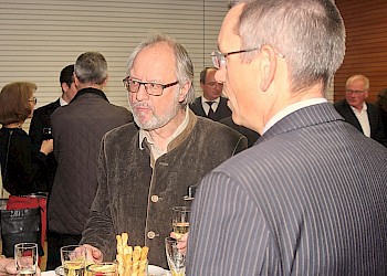 Prof. Dr. Unger und Prof. Dr. Kühnapfel im Gespräch (im Hintergrund: weitere Gäste der Veranstaltung); Foto: BIS LU
