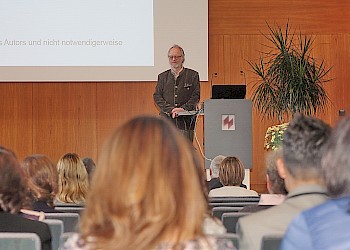 Prof. Dr. Unger begrüßt die Gäste der Vortragsreihe 2017; Foto: BIS LU
